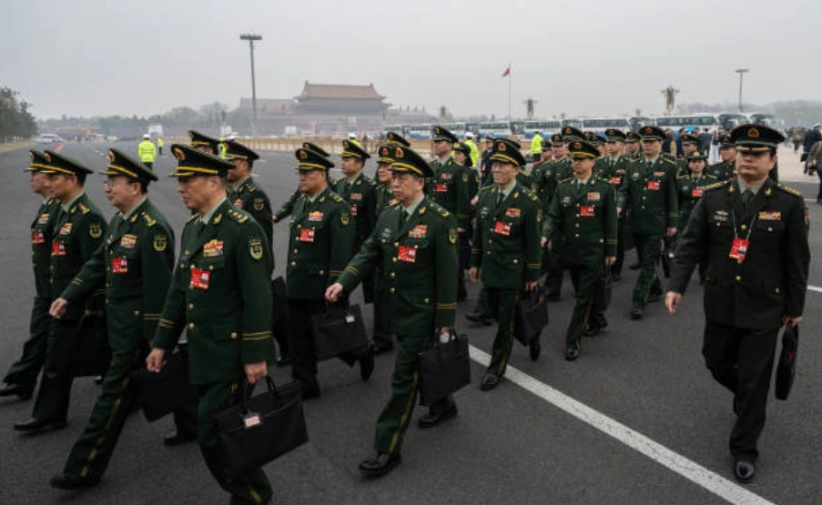 示意图，图为中国军队代表前往北京人民大会堂。(Photo by Kevin Frayer/Getty Images)