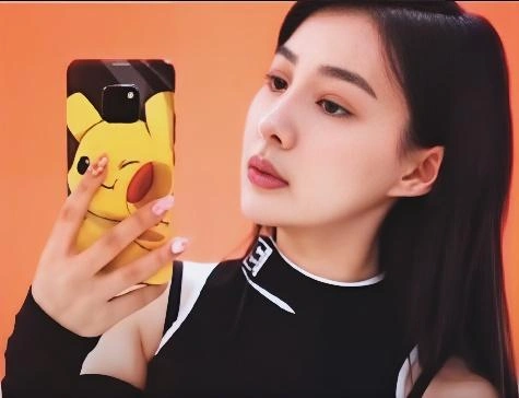 中国大陆知名炫富女郭美美经过5年牢狱之灾后，于2021年2月21日高调直播，宣告自己复出。（影片截图）