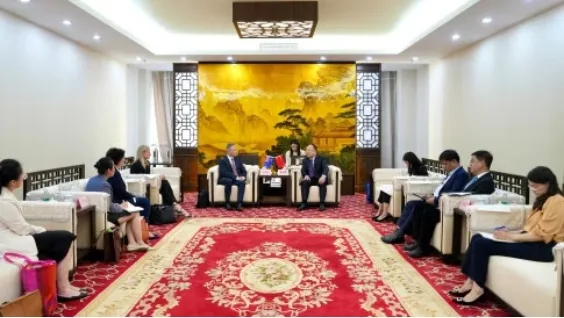 麦考瑞大学副校长罗登·威尔金森于2023年10月访问中国政府官员。（网络）
