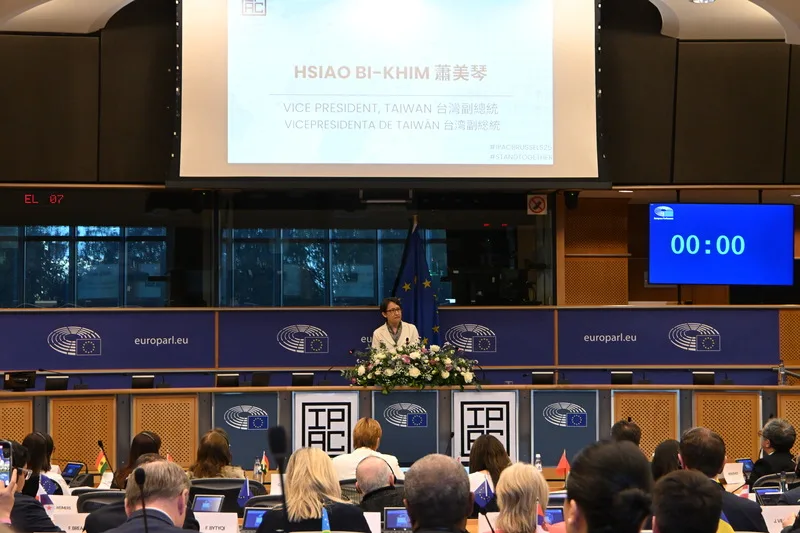 台灣副總統蕭美琴11月7日現身歐洲議會，在其間舉行的對中政策跨國議會聯盟（IPAC）年度峰會發表專題演說。（中央社）