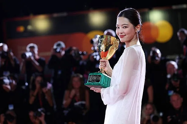 中國女星辛芷蕾9月憑《日掛中天》奪第82屆威尼斯影展最佳女主角。（Elisabetta A. Villa/Getty Images）