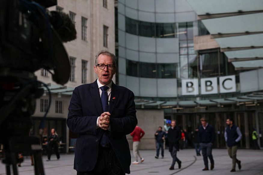 2025年11月11日，BBC记者大卫·西利托（左）在伦敦BBC办公楼入口外进行报道时对着镜头讲话。这位即将离任的BBC总干事因BBC对美国总统唐纳德·特朗普演讲的误导性剪辑而辞职。他在11月11日的一次员工电话会议上表示，“我们必须捍卫我们的新闻事业”。 (Photo by Adrian DENNIS / AFP) (Photo by ADRIAN DENNIS/AFP via Getty Images)