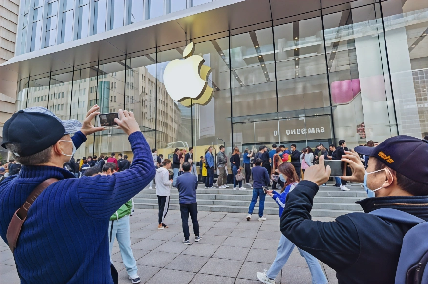 顾客在上海一家苹果专卖店排队领取预订的iPhone 12手机。(Photo by STR / AFP) / China OUT (Photo by STR/AFP via Getty Images)