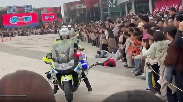 江苏苏州日前举行警营开放日。一名女交警在骑摩托车表演时，突然失控撞向围观的人群，多名儿童被撞倒受伤。（视频截图）