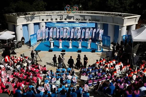獲提名參加香港立法會改選的候選人於2025年11月15日在香港公園奧運廣場出席選舉論壇。（TOMMY WANG/AFP via Getty Images）