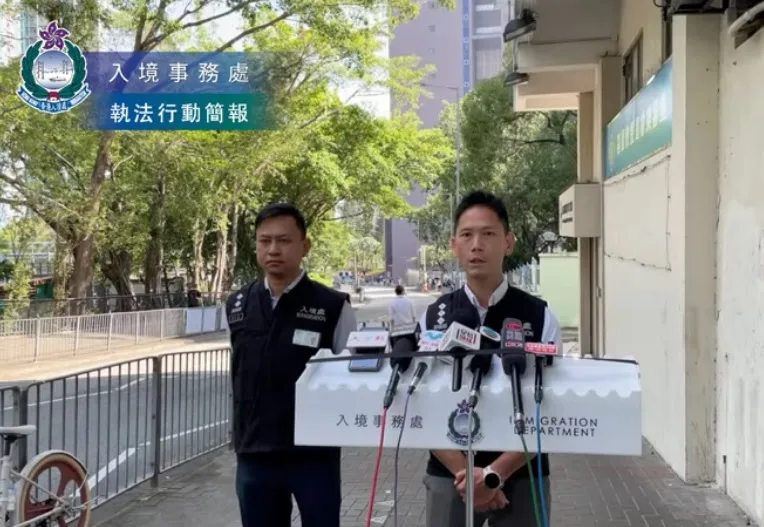 香港破獲一個跨境假結婚犯罪集團。圖為入境處調查行動組總入境事務主任鄧偉業2025年11月17日講述案情。（香港入境事務處YT擷圖）