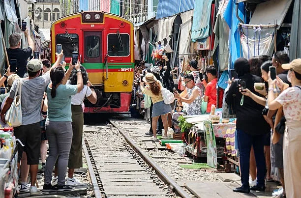 泰國最著名的觀光景點：夜豐頌府美功鐵路市場，位於曼谷西南約80公里處。（SEBASTIEN BERGER/AFP via Getty Images）