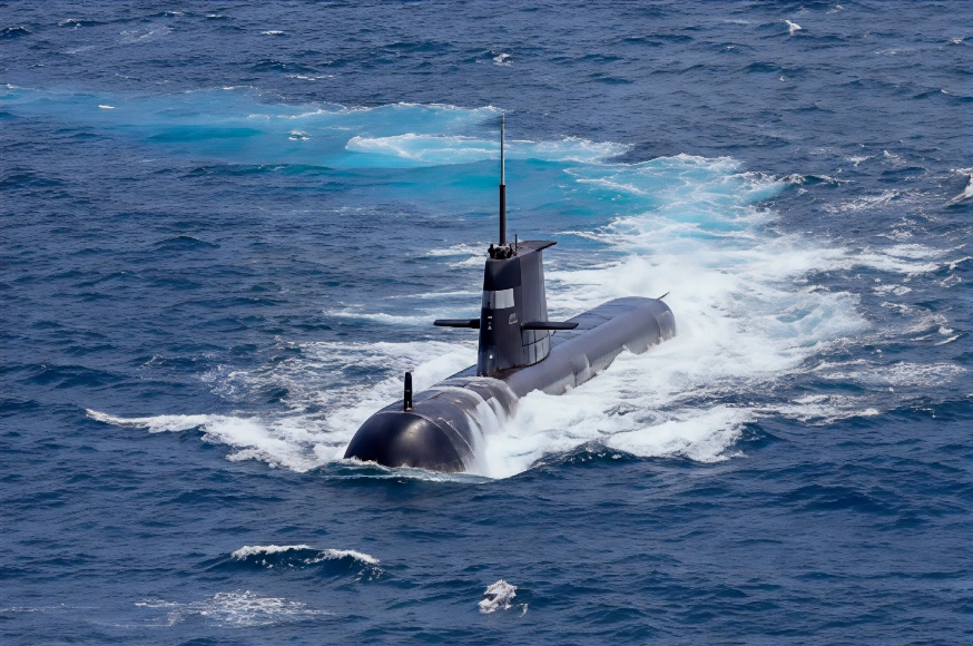 澳大利亚皇家海军潜艇“兰金”号（HMAS Rankin）正在参加2021年9月5日在澳大利亚达尔文举行的澳大利亚皇家海军与印度海军两年一度的海上联合演习“澳印联合演习21”（AUSINDEX 21）。澳大利亚、美国和英国宣布建立一项新的战略防务伙伴关系——“奥库斯”（AUKUS）——旨在建造新型核动力潜艇，并在印太地区开展合作。 (Photo by POIS Yuri Ramsey/Australian Defence Force via Getty Images)