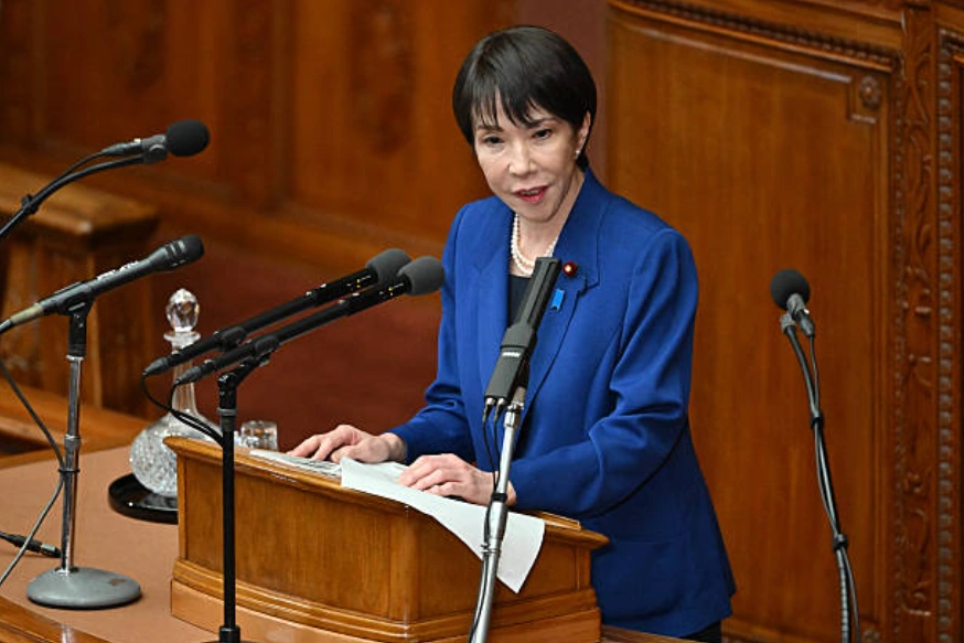 2025年10月24日，日本首相高市早苗在东京众议院全体会议上发表讲话。 (Photo by Kazuhiro NOGI / AFP) (Photo by KAZUHIRO NOGI/AFP via Getty Images)