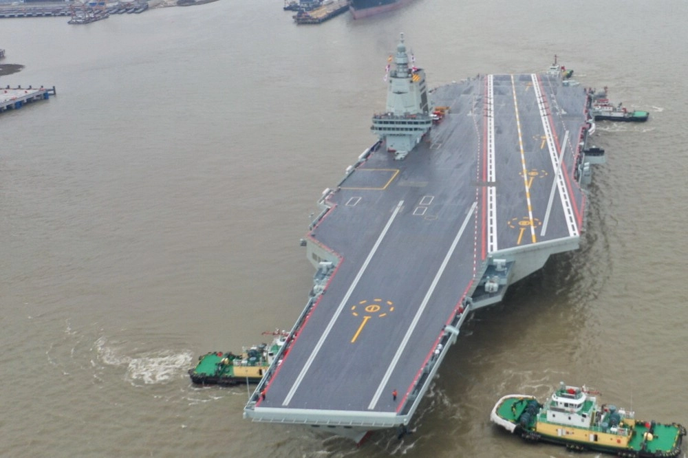 福建號航艦的過渡性是中國追求現代海上力量的產物，又折射出政治驅動下的一些非理性因素和結構性弱點。 （取自央視微博）