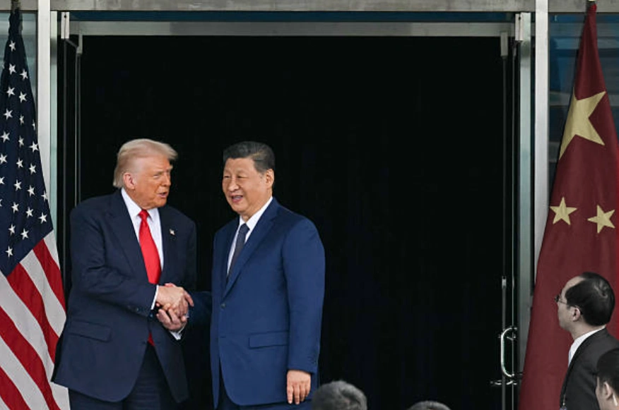 2025年10月30日：美国总统唐纳德·特朗普和中国国家主席习近平在韩国釜山金海空军基地举行双边会晤。 (Photo by Andrew Harnik/Getty Images)