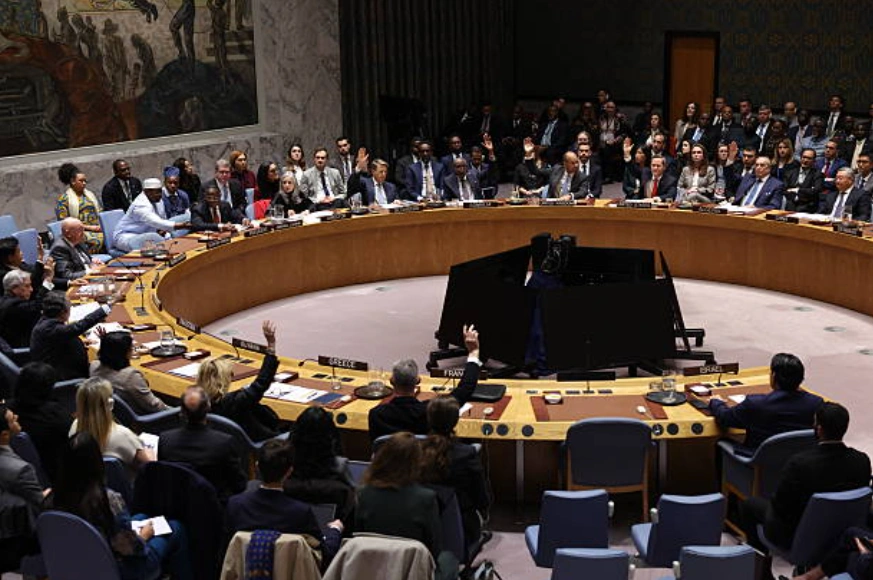 2025年11月17日，在纽约联合国总部举行的联合国安理会会议上，各国大使和代表就美国提出的加沙和平计划决议进行投票。 (Photo by ANGELA WEISS / AFP) (Photo by ANGELA WEISS/AFP via Getty Images)