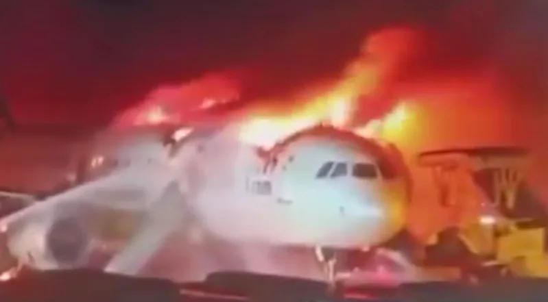 韓國電視台播放的畫面顯示，飛機機身冒出火焰。 （供圖）