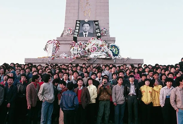 中共前總書記胡耀邦1989年病逝，在中國學生中引發了巨大的哀悼浪潮，直接導致了1989年發生在天安門廣場的「六四」事件。（Peter Turnley/Getty Images）