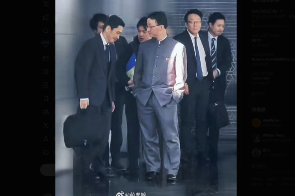 中方外交官刘劲松「双手插口袋送客」，且特意穿着「五四青年装」（非西装），用意任谁都了然于胸。（图片撷取自微博）