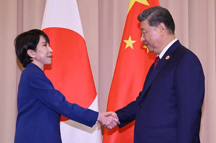 中日这场风波体现安全化理论与话语权力的实际政策操作：透过构筑威胁，日本政界成功塑造了国家身份转型的契机。图：日本首相高市早苗（左）与中国国家主席习近平。 (Photo by STR/JAPAN POOL / JIJI PRESS/AFP via Getty Images)