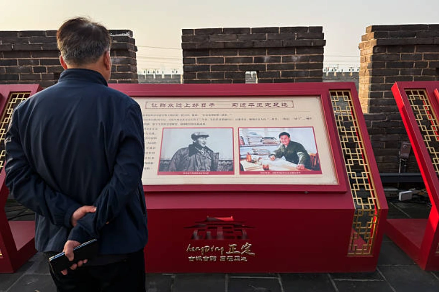 2025年11月4日：一名參觀者正在觀看習近平主席早年在河北省石家莊市正定縣工作的照片展。(Photo by Cheng Xin/Getty Images)
