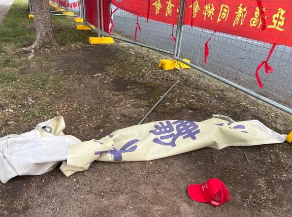 亲共者撕毁法轮功团体横幅
