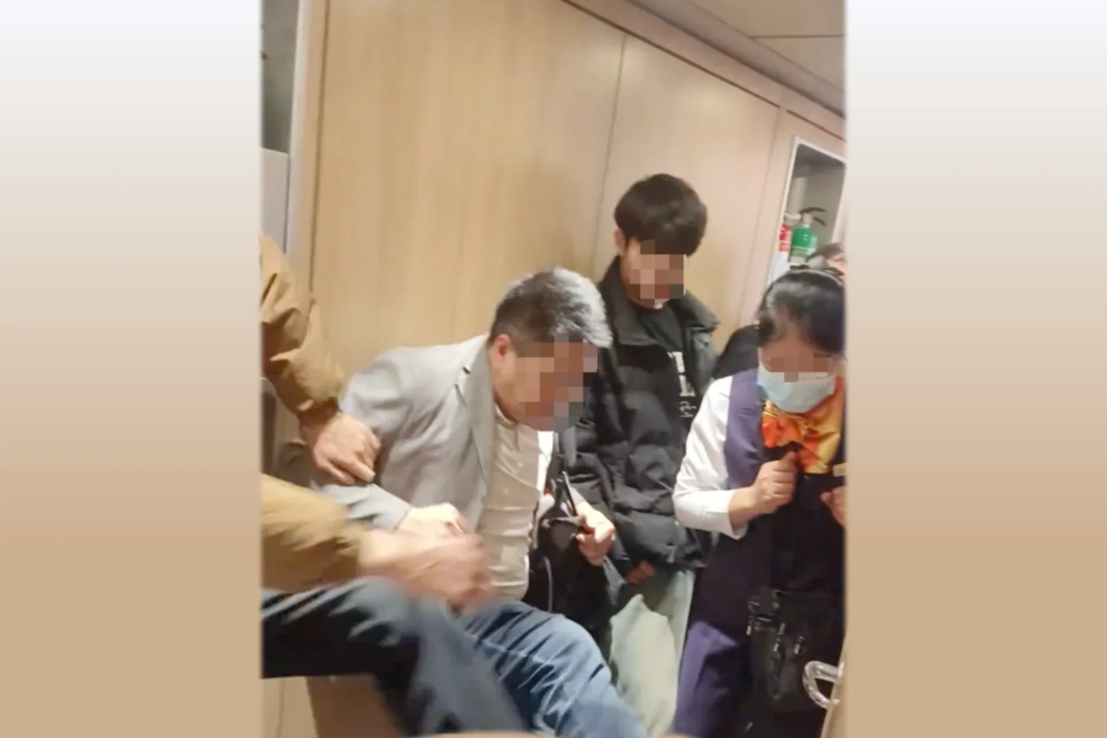 高鐵多名乘客一起踹廁所門。（微博擷圖）