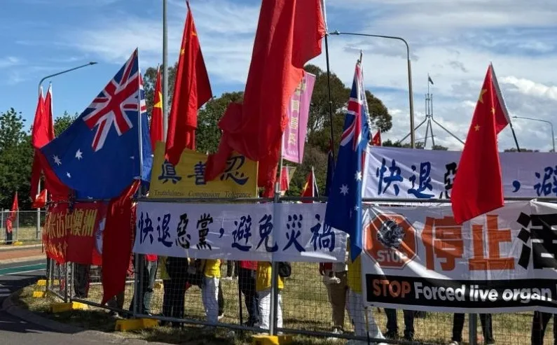 親共人士用紅旗遮擋抗議者的橫幅（圖：看傳媒）