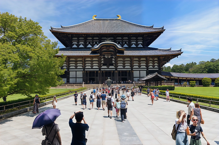2025年7月27日：游客参观位于日本奈良东大寺的大佛殿。 (Photo by Alfredo Martinez/Getty Images)