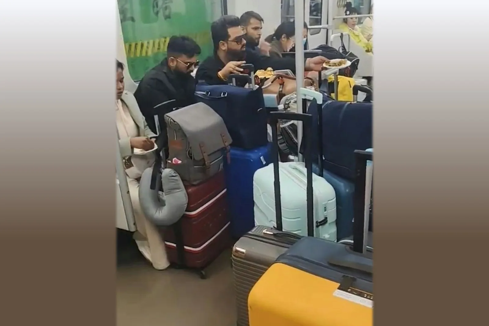 一群南亞裔人士近日在上海地鐵車廂內吃手抓餡餅引熱議。（微博擷圖）