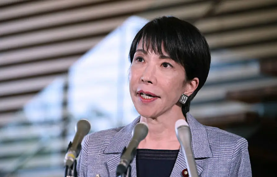 2025年11月25日，日本首相高市早苗在东京首相官邸回答记者关于她与美国总统唐纳德·特朗普电话会谈的问题。(Photo by JIJI Press / AFP via Getty Images) / Japan OUT