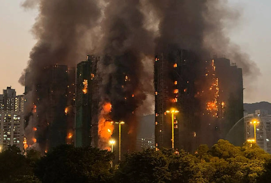 2025年11月26日，香港大埔区宏福苑多栋住宅楼发生大火，浓烟滚滚，火势猛烈。 (Photo by Yan ZHAO / AFP via Getty Images)