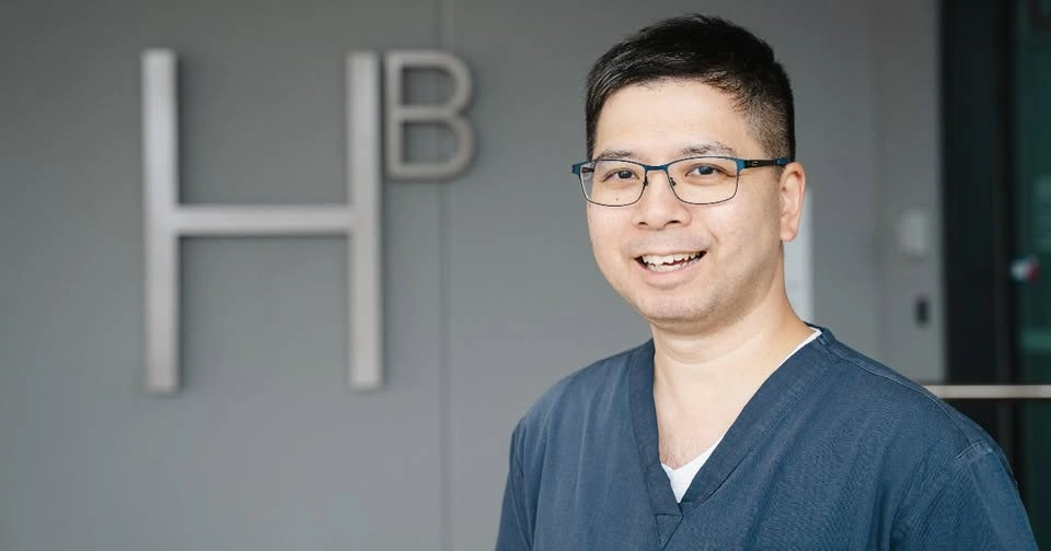 黃金海岸衛生服務局康復、老年護理與社區服務主管陳先生（Ben Chen）。（圖取自facebook/Gold Coast Health）