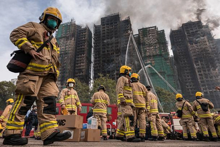 2025年11月27日，香港大埔区宏福苑住宅楼发生大火，多栋楼宇被烧毁。火灾发生一天后，消防员在仍在燃烧的楼宇内搜寻数百名失踪人员。 (Photo by Dale DE LA REY / AFP via Getty Images)