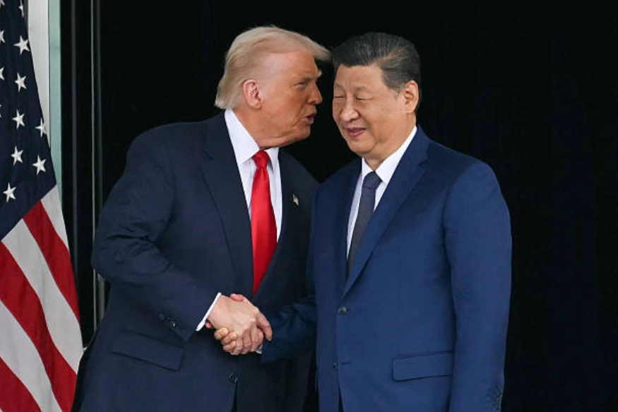 美国总统唐纳德·特朗普（左）与中国国家主席习近平。(Photo by ANDREW CABALLERO-REYNOLDS / AFP) (Photo by ANDREW CABALLERO-REYNOLDS/AFP via Getty Images)