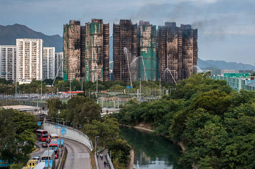 2025年11月27日，香港大埔区宏福苑住宅楼发生大火，浓烟从公寓楼内升起。(Photo by Dale DE LA REY / AFP via Getty Images)