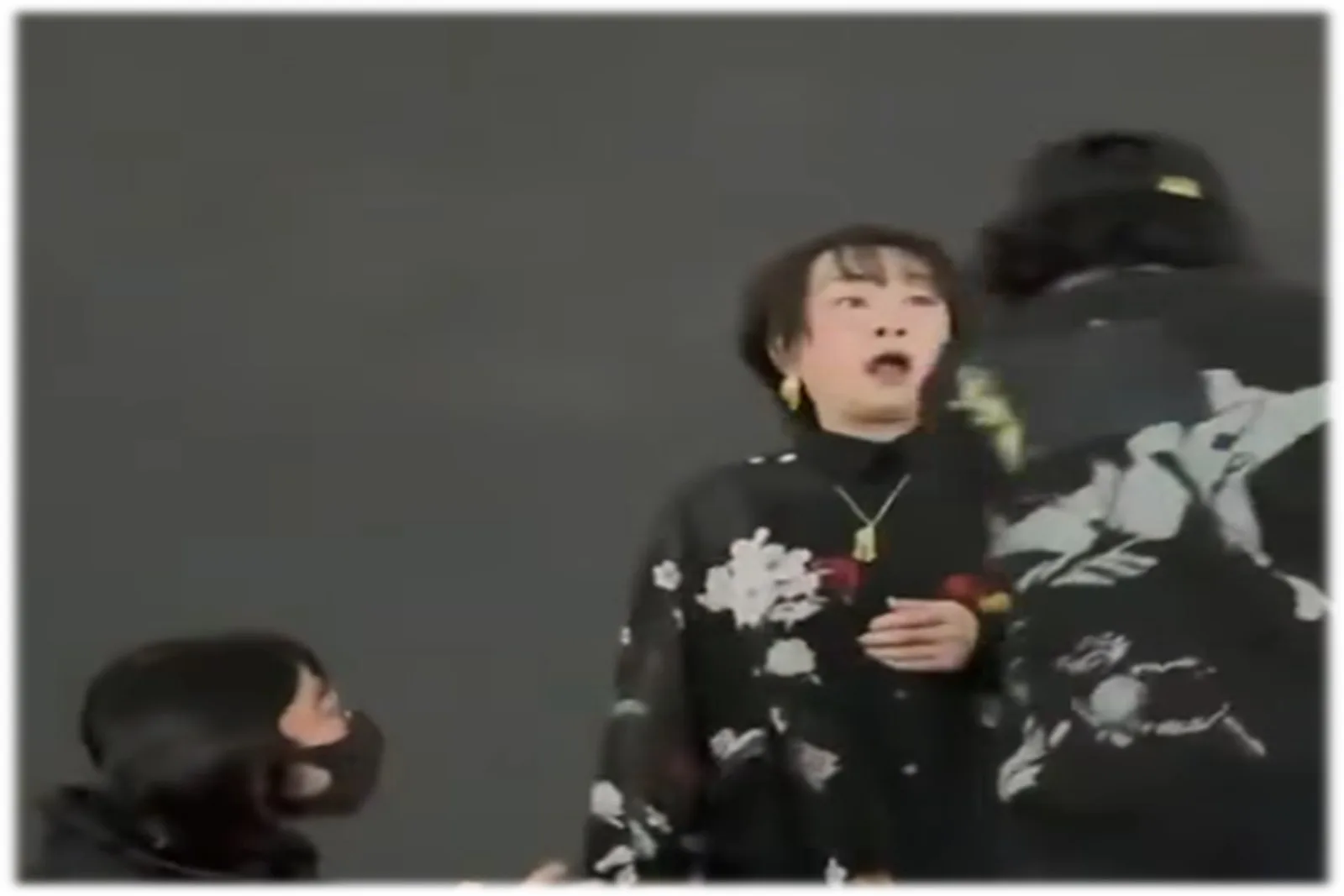 日本歌手大槻真希11月28日晚在上海演唱時，突然被強行中止、帶離舞台，許多歌迷怒批太不尊重人了。（視頻擷圖）