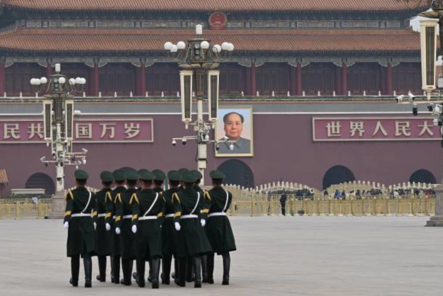武警在天安门广场列队行进。(Photo by ADEK BERRY / AFP) (Photo by ADEK BERRY/AFP via Getty Images)