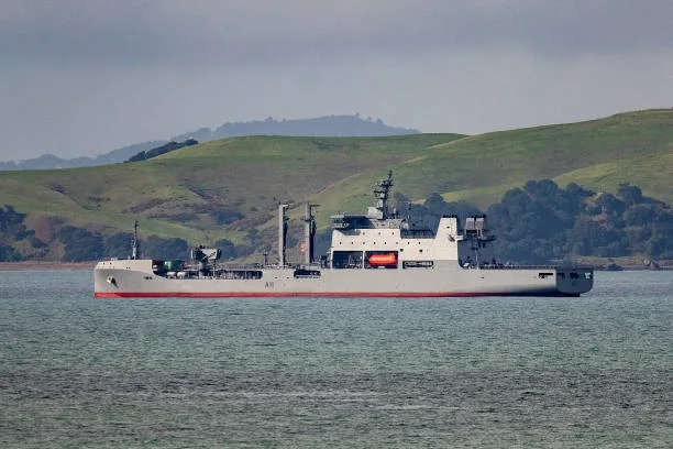 新西蘭皇家海軍「奧特羅亞號」（HMNZS Aotearoa）2020 年 6 月 25 日停泊於奧克蘭豪拉基灣（Hauraki Gulf）等待交付。（Dave Rowland/Getty Images）