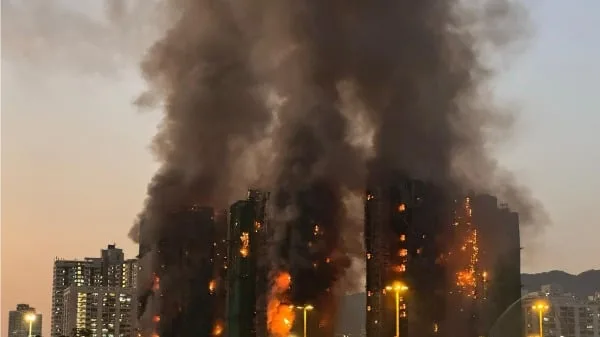 香港大埔區宏福苑發生大火，濃煙滾滾，火焰熊熊。（Getty Images）