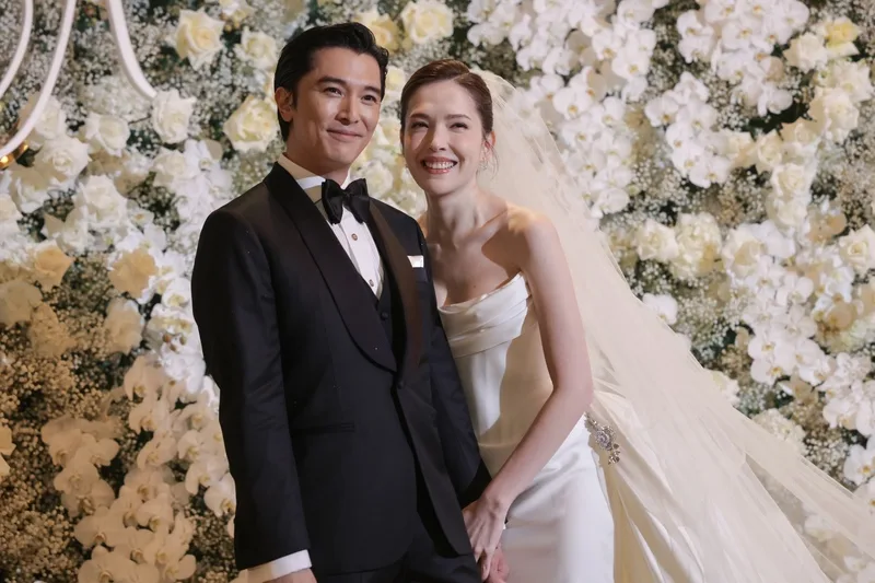 台灣藝人許瑋甯（右）與邱澤（左）因戲結緣，2021年公布婚訊，目前已育有1子，兩人11月28日選在台北文華東方酒店補辦婚宴，夫妻牽手甜蜜亮相。（中央社）