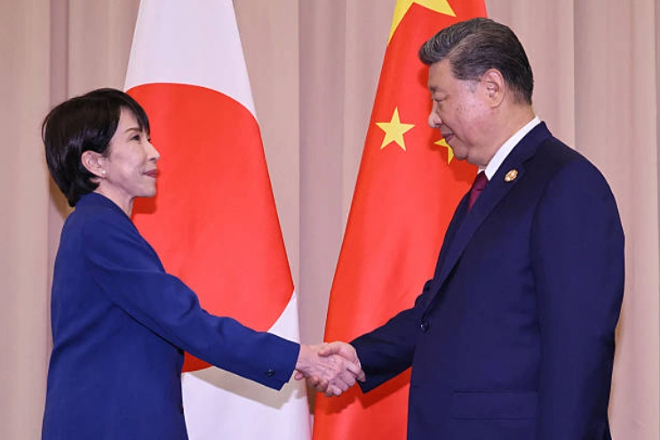 中國試圖以「自說自話」的強勢敘事主導外交語境，日本則以「實話實說」的事實敘事解讀周邊局勢。(Photo by STR/JAPAN POOL / JIJI PRESS/AFP via Getty Images)