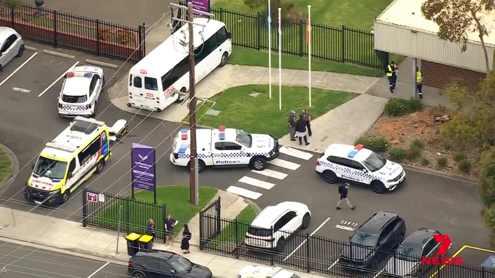 墨尔本东南部基斯伯勒中学（Keysborough Secondary College）校长遭同事刺伤。（截图取自x.com/7NewsMelbourne）