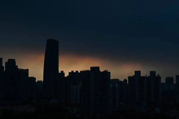上海住宅區被烏雲籠罩。資料圖片。（HECTOR RETAMAL/AFP via Getty Images）