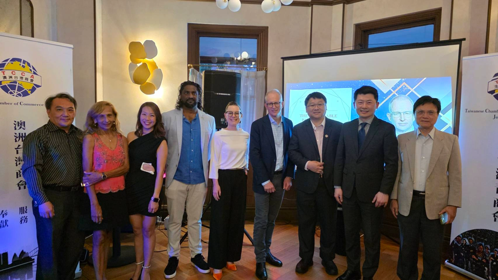 出席嘉賓合影  (左至右) 商會秘書長Andrew Cheng、 Ku-ring-gai 市議員Barbara Ward、Willoughby 市議員Michelle Chung 、CulturalPalse 執行長 Reg Raghavan、新州影子助理廳長Hon. Jacqui Munro, MLC、前聯邦眾議員Paul Fletcher、澳洲台灣商會會長黃教庭、駐雪梨台北經濟文化辦事處吳正偉處長、僑務諮詢委員林栢梧