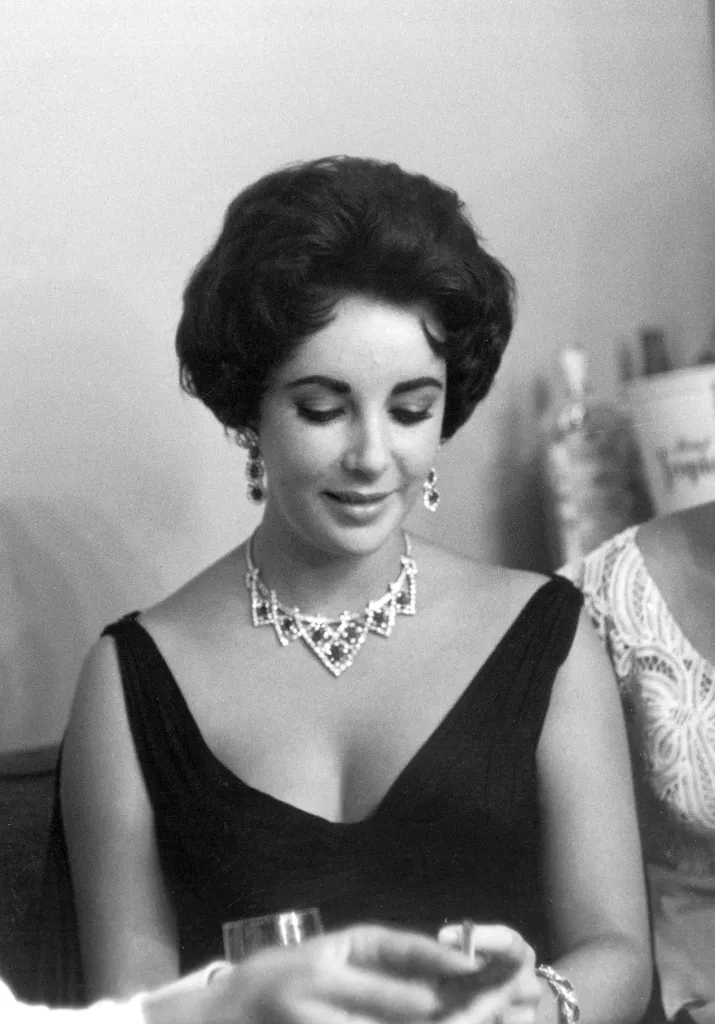 伊麗莎白·泰勒（Elizabeth Taylor）於1958年6月在拉斯維加斯的熱帶酒店（Tropicana Hotel）留影。