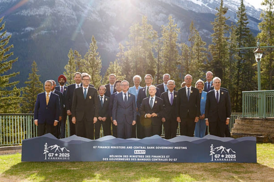 图为2025年5月21日，在加拿大艾伯塔省班夫举行的七国集团（G7）财长和央行行长会议期间，各国政要合影留念。(Photo by Cole Burston/ / AFP) (Photo by COLE BURSTON//AFP via Getty Images)