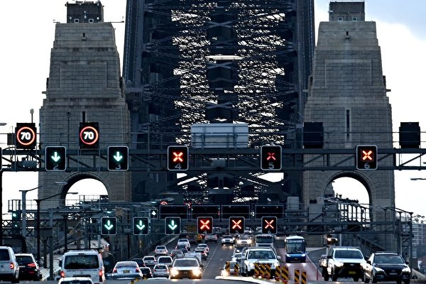 新州政府宣布，2028年起，悉尼海港大桥（Sydney Harbour Bridge）及海港隧道（Sydney Harbour Tunnel）将开始实施双向收费。图为悉尼海港大桥交通资料照。（SAEED KHAN/AFP via Getty Images）