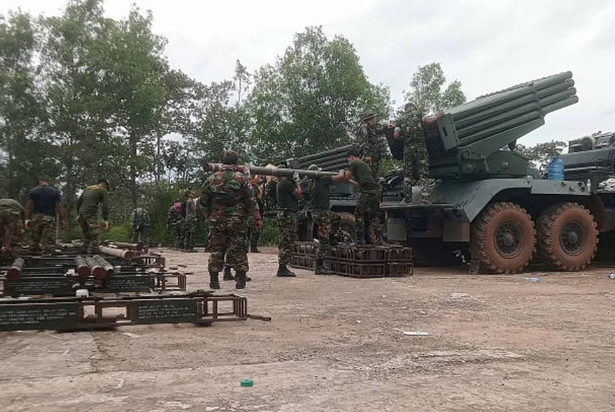 2025年7月24日，柬埔寨士兵在柏威夏省重新装填BM-21多管火箭炮。(Photo by AFP) (Photo by STR/AFP via Getty Images)