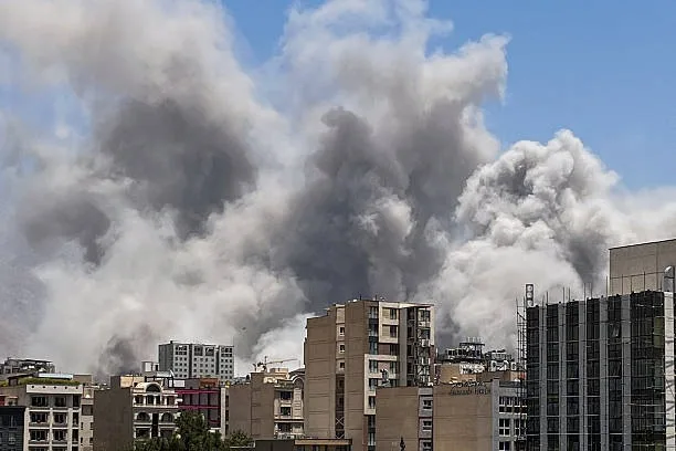 伊朗德黑蘭北部據稱是伊朗革命衛隊（IRGC）薩拉拉（Sarallah）總部所在地，2025年6月23日被以色列攻擊後冒出濃煙。（ELYAS/Middle East Images/AFP via Getty Images）