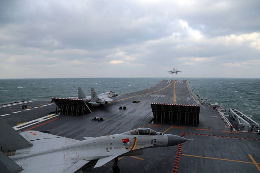 日前中国自辽宁号航舰起飞的「歼-15」舰载战机，在冲绳以东国际空域对日本F-15战机实施火控雷达照射。 图为中国歼-15战斗机从辽宁号航空母舰甲板上起飞。 (Photo credit should read STR/AFP via Getty Images)