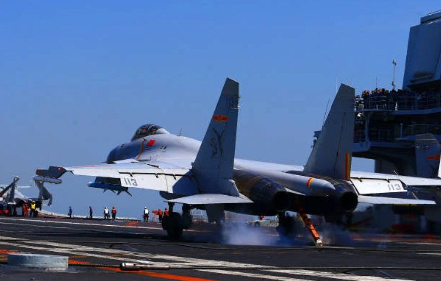 中国战机在冲绳外海向日本战机进行火控雷达锁定，无论是蓄意或失控，实已对日本释出「临战讯号」。 图为一架歼-15战斗机在海上演习期间降落在中国航空母舰辽宁号上。(Photo by - / AFP) / China OUT (Photo credit should read -/AFP via Getty Images)