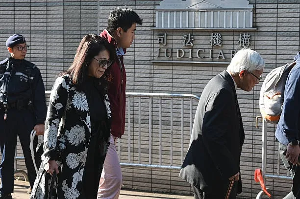 黎智英的妻子黎張垂美、兒子，以及天主教香港教區前主教陳日君，於2025年12月15日出席黎智英國安法案審判。（Keith Tsuji/Getty Images）