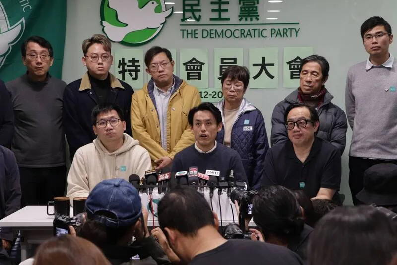 屬香港民主黨派之一的民主黨12月14日下午正式表決通過解散該黨及清盤（清算）。（中央社）